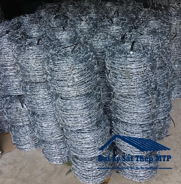 Dây thép gai thực chất là một loại dây thép tạo nên từ hai hay nhiều sợi thép (kẽm) quấn vào nhau, trên dây có nhiều nút thắt hình dao hoặc hình nhọn