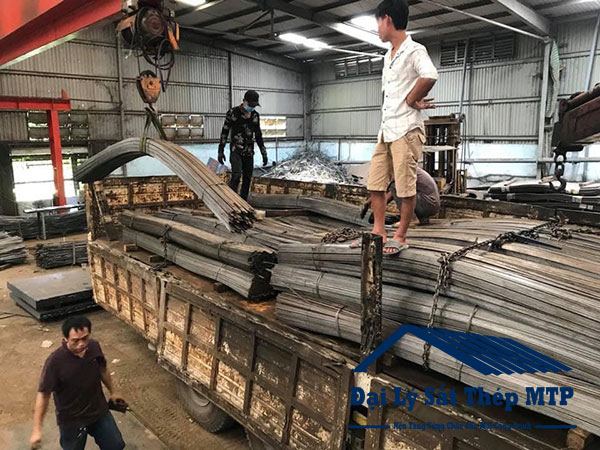 Thép la đang được chất lên xe để vận chuyển ra công trình cho khách hàng