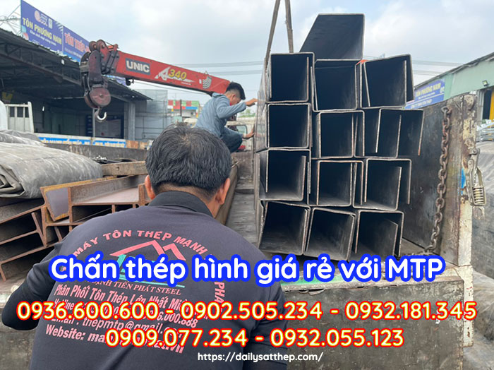 Vận chuyển thép u ra công trình của khách hàng sau khi chấn dập sản phẩm