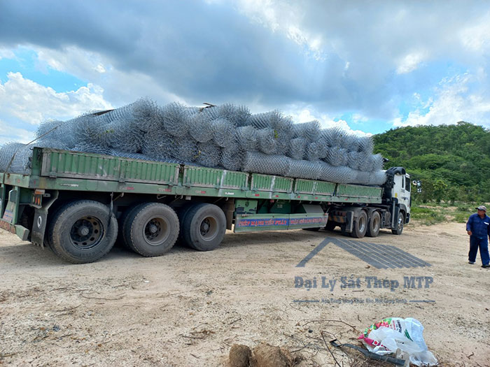 Hình ảnh vận chuyển lưới rào B40 ra công trình cho khách hàng ảnh 3