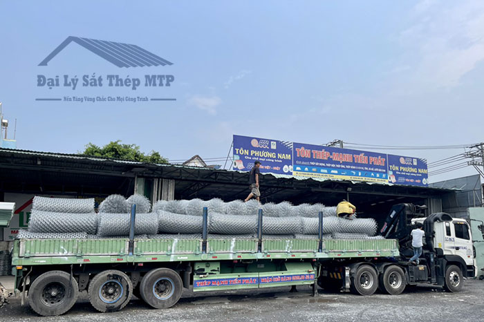 Hình ảnh vận chuyển lưới rào B40 ra công trình cho khách hàng ảnh 5