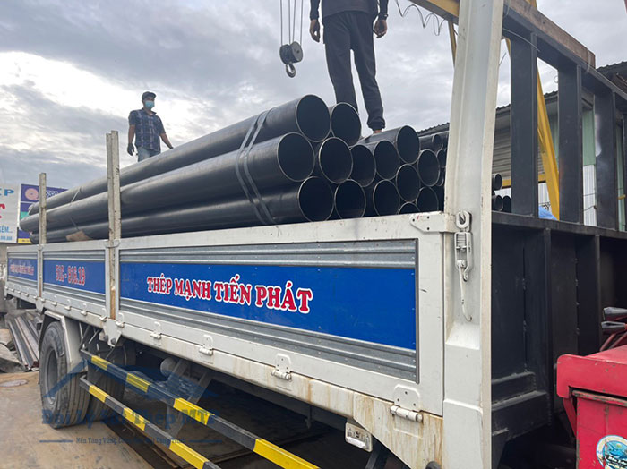 Hình ảnh vận chuyển thép ống ra công trình cho khách hàng ảnh 1