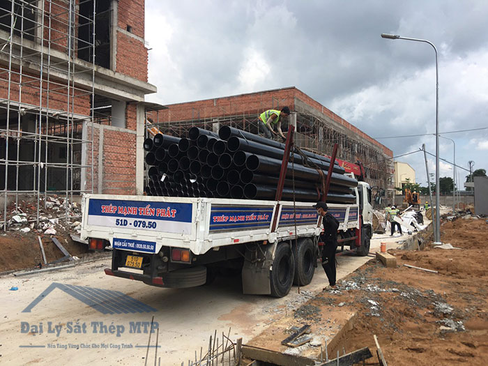 Hình ảnh vận chuyển thép ống ra công trình cho khách hàng ảnh 3