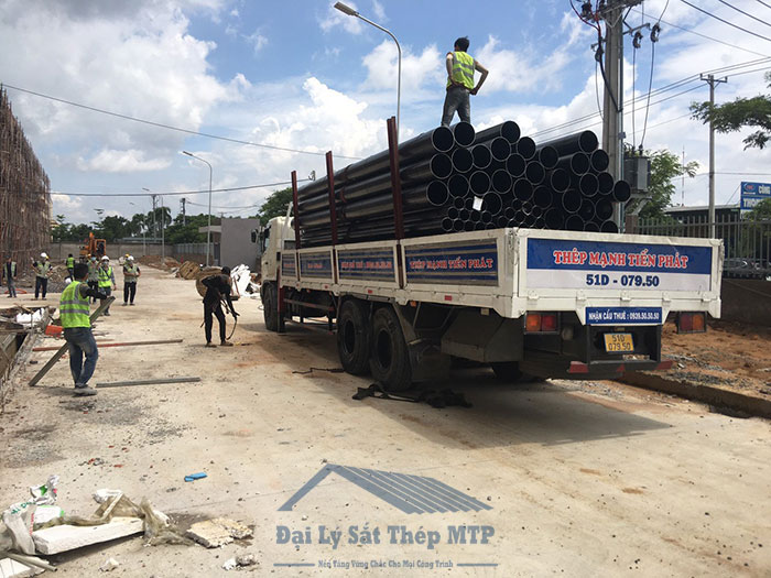 Hình ảnh vận chuyển thép ống ra công trình cho khách hàng ảnh 4