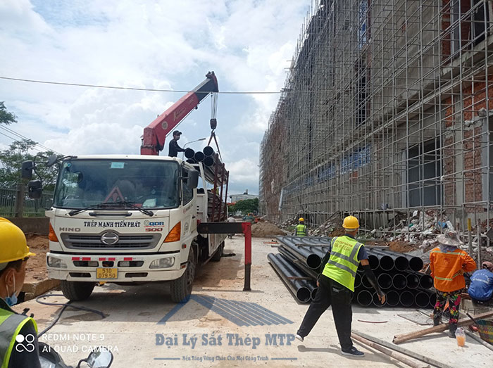 Hình ảnh vận chuyển thép ống ra công trình cho khách hàng ảnh 5