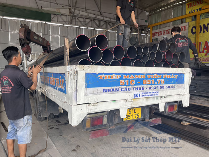 Hình ảnh vận chuyển thép ống ra công trình cho khách hàng ảnh 6