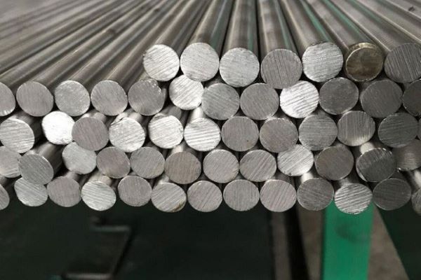 Giá thép láp tròn trơn luôn dao động theo tình hình cung cầu của thị trường