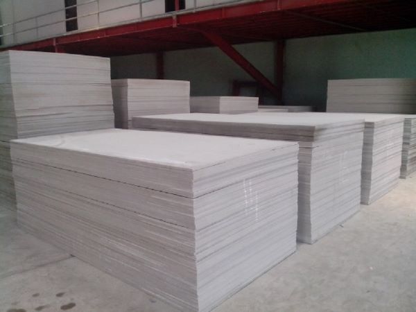 Nguyên liệu chính của tấm Shera board là xi măng, oxit silic và cellulose