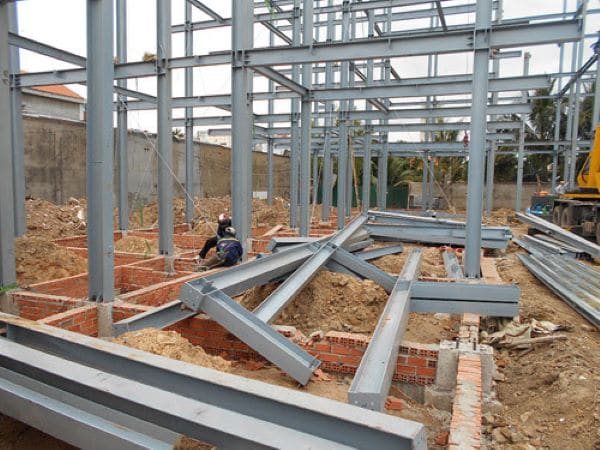 Chi phí xây nhà khung thép dân dụng bị ảnh hưởng bởi nhiều yếu tố