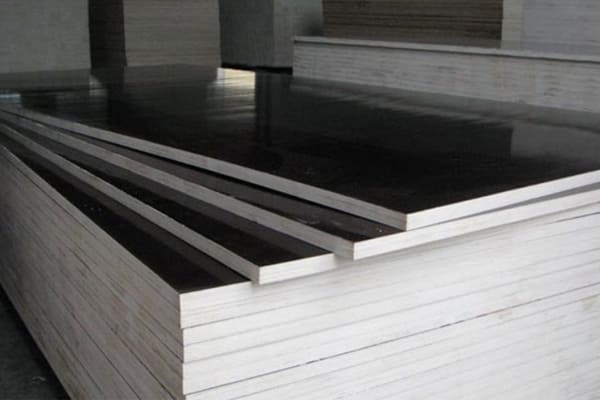 Lớp phim phủ ngoài của ván ép cốp pha phủ phim 21mm giúp loại vật liệu này tăng khả năng chống nước, chống bám bụi và hạn chế trầy xước khi sử dụng