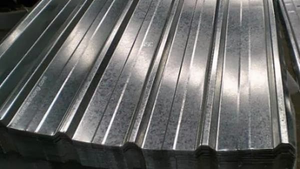 Tôn kẽm bông có tính thẩm mỹ cao, bề mặt phản xạ ánh sáng tốt, ít hấp thụ nhiệt nên cách nhiệt và chống nóng hoàn hảo