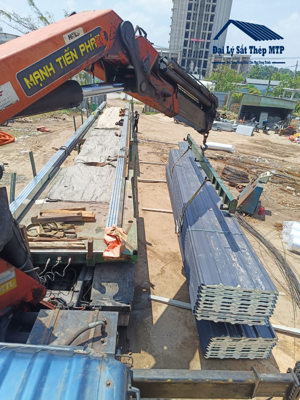 Đại lý Sắt Thép MTP giao 500M Tôn cách nhiệt PU về Công trình của tỉnh Đồng Nai