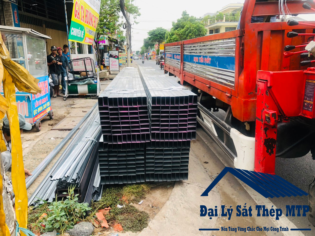Đại lý Sắt Thép MTP giao 25 tấn Thép hộp, Thép hình V và 50 Cây Thép Phi 18 Hòa Phát cho Công trình xây dựng nhà xưởng Nguyễn Duy Trinh, Long Trường, Thủ Đức