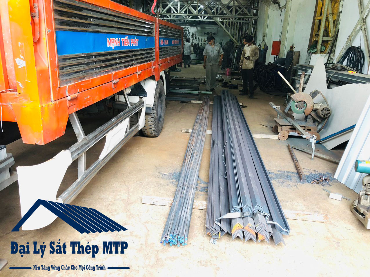 Đại lý Sắt Thép MTP giao 25 tấn Thép hộp, Thép hình V và 50 Cây Thép Phi 18 Hòa Phát cho Công trình xây dựng nhà xưởng Nguyễn Duy Trinh, Long Trường, Thủ Đức