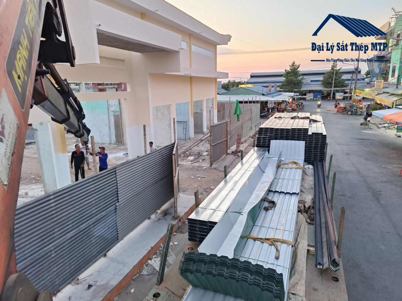 Đại lý Sắt Thép MTP Giao 30 tấn Tôn Đông Á , 15 tấn Xà Gồ C kẽm về Dự án nuôi thủy sản Mạnh Vinh - Tỉnh Trà Vinh