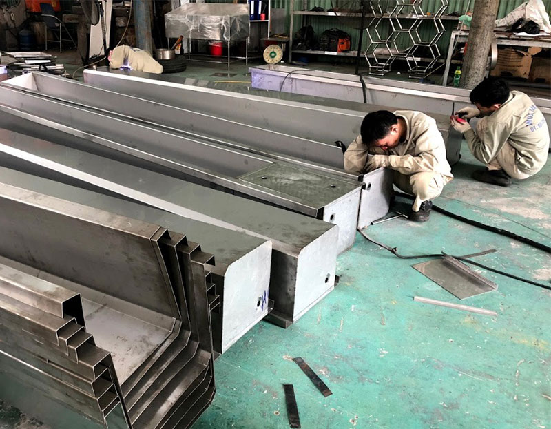 Các yếu tố ảnh hưởng đến giá máng xối inox